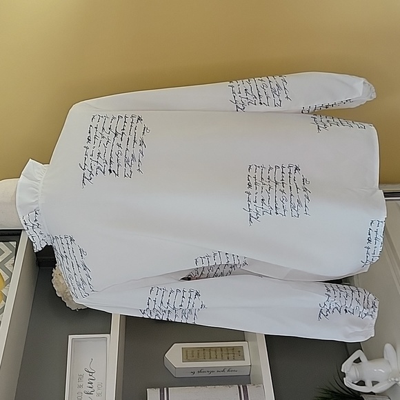 NWOT Ruffle trim blouse - Picture 4 of 5